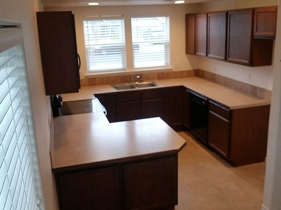 3rd image of 1404 E Crossroads Dr