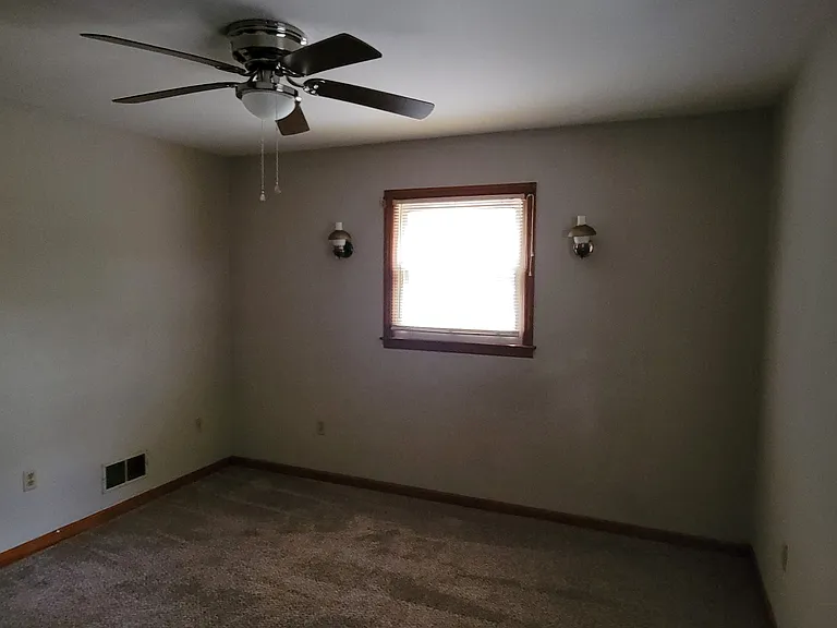 1806 Hawthorne Ave — Photo 10