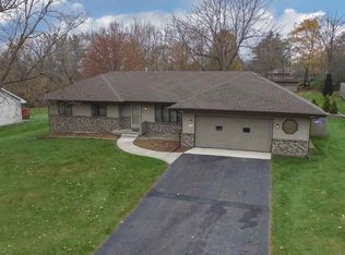 6353 Cherokee Hills Dr, Rockford, IL 61109
