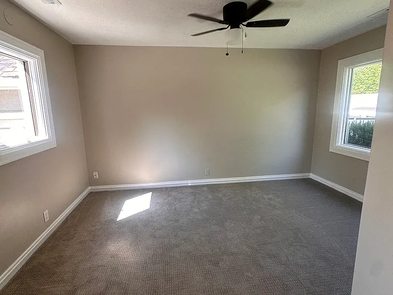 2230 E Sunnyside Ave — Photo 11