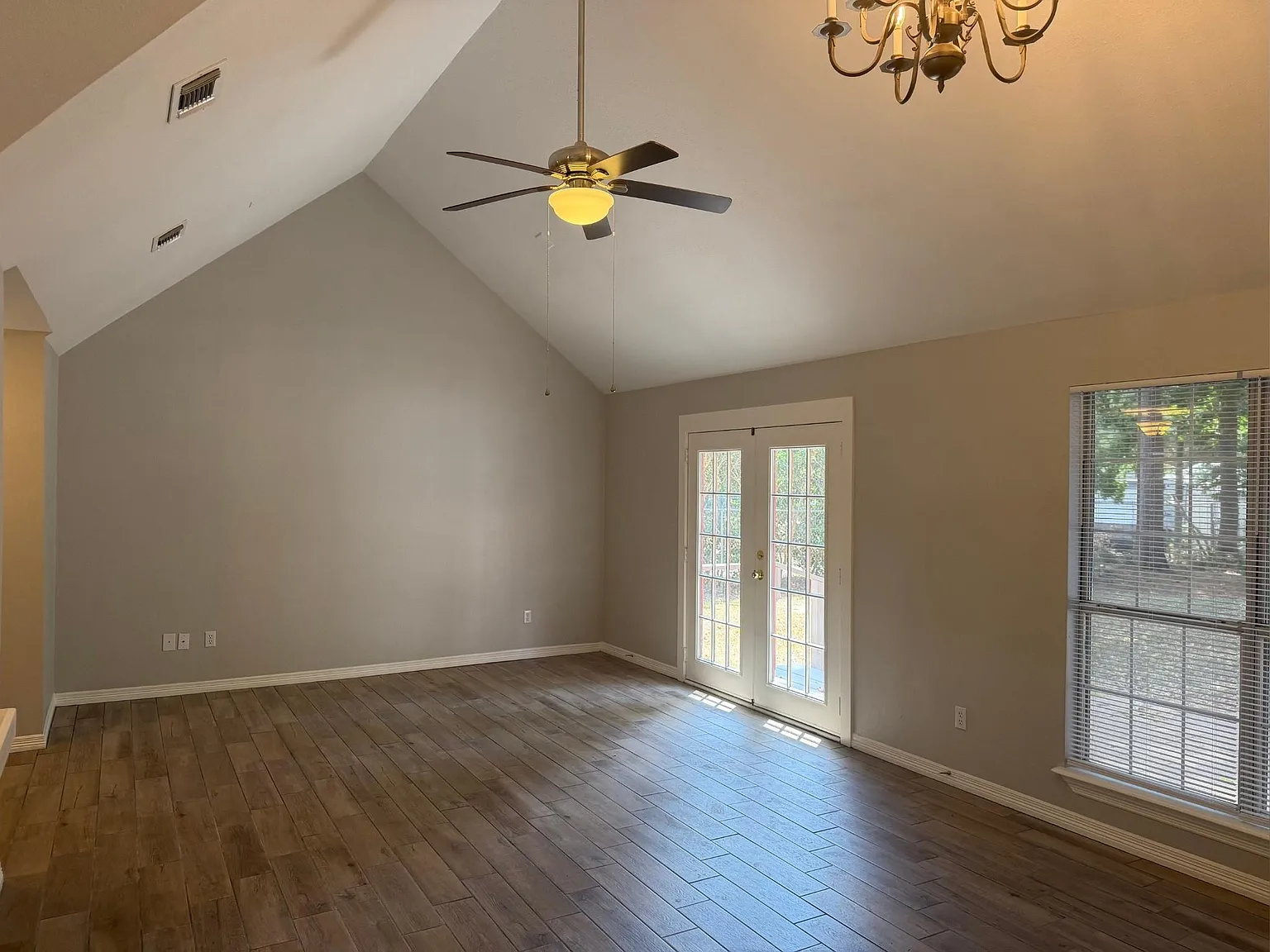 3 bed, 2.0 bath, 1274 sqft, $2,100 — Photo 3