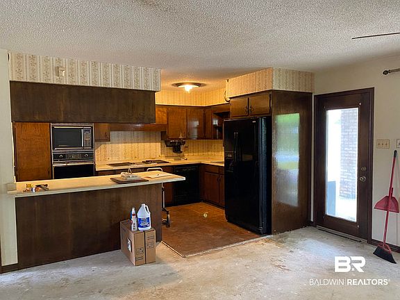 4th image of 1001 Saint Moritz Dr W
