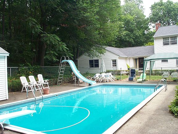 2nd image of 20 Pigeon Hill Dr