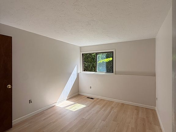 5th image of 189 Littleton Rd