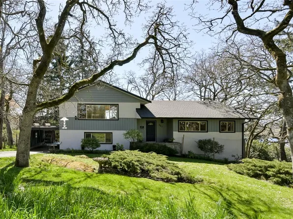 967 Ridgeway St, Saanich, BC V8X 3C2
