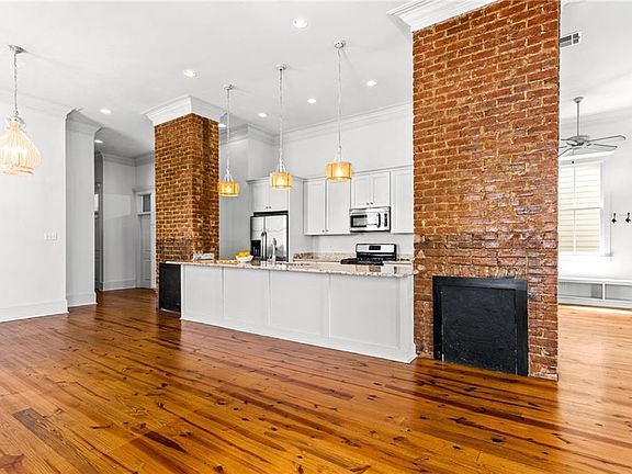 5th image of 819 Pleasant St
