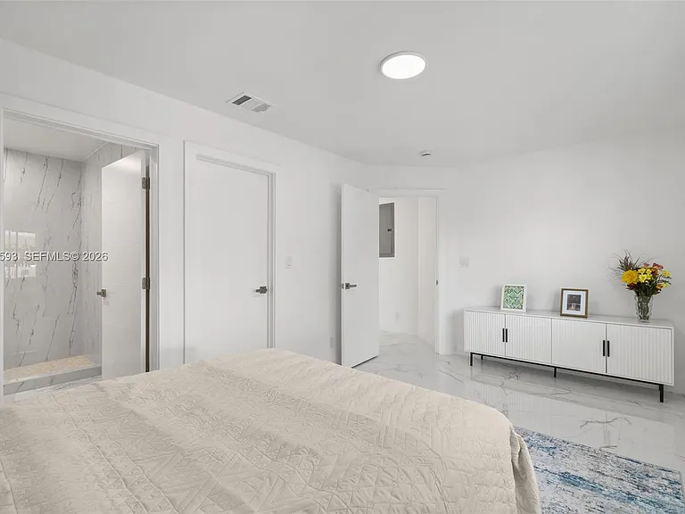 253 SW 4th St — Photo 8