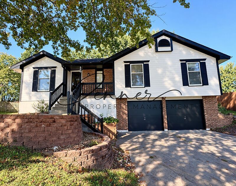 1st image of 600 SE Shiloh Dr