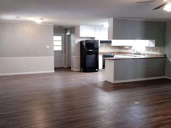 3rd image of 2318 Park Ln