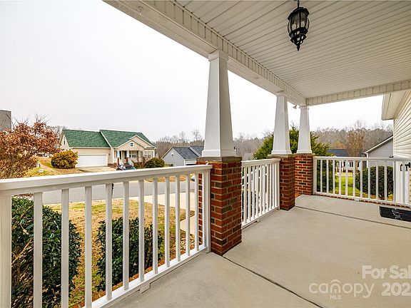 4th image of 828 Holdcroft Ln