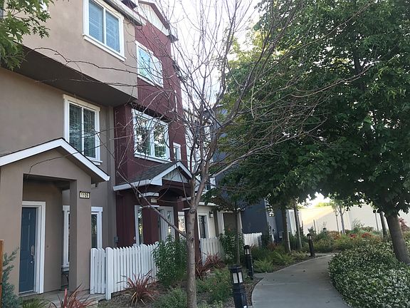 2nd image of 1109 Sierra Madres Trl