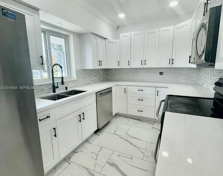 15925 NE 18th Ave — Photo 10