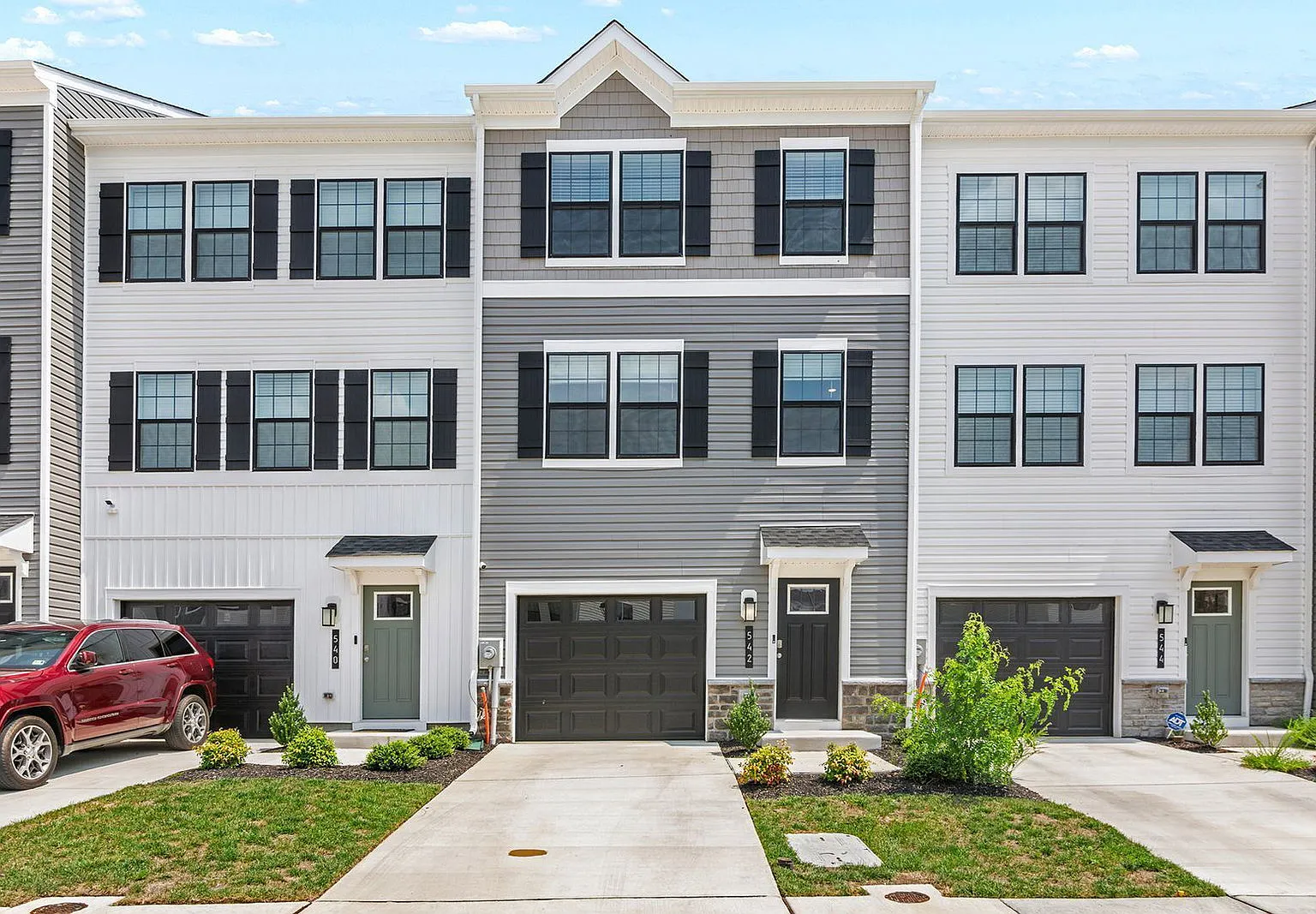 4 bed, 3.5 bath, 1889 sqft, $2,700 — Photo 3