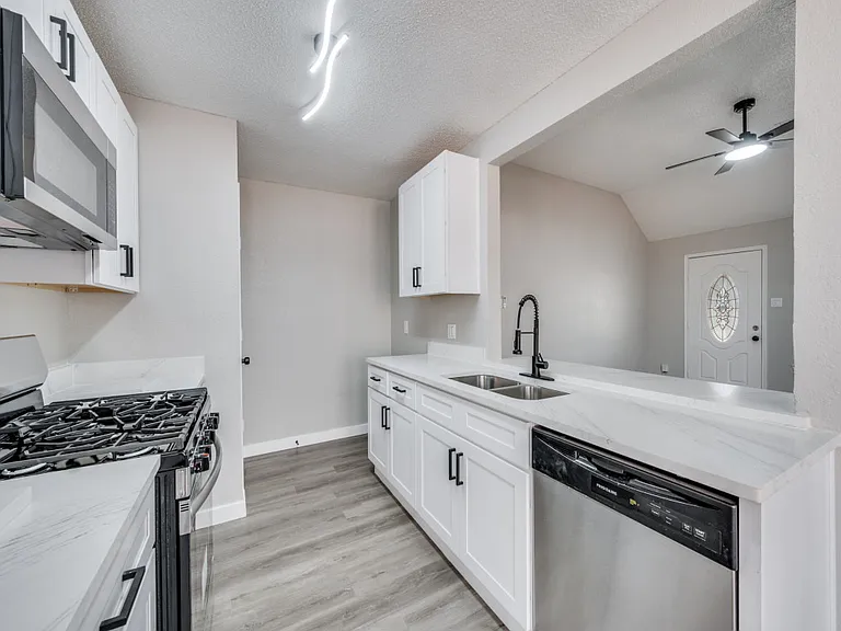 2238 Arroyo Ave — Photo 11