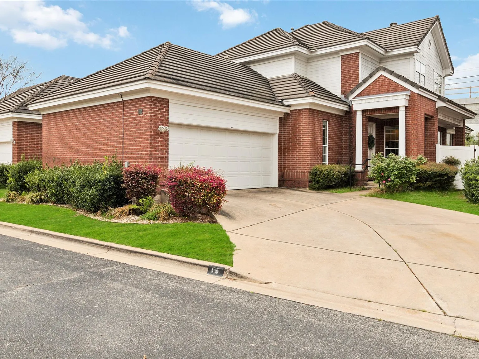 3 bed, 2.5 bath, 2509 sqft, $4,950 — Photo 1