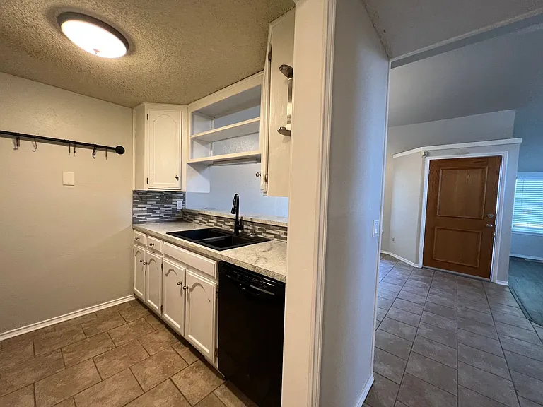 2137 Goodrich Dr — Photo 7