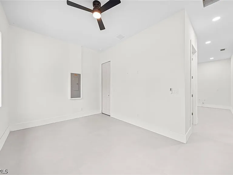 1805 W 10th St — Photo 29