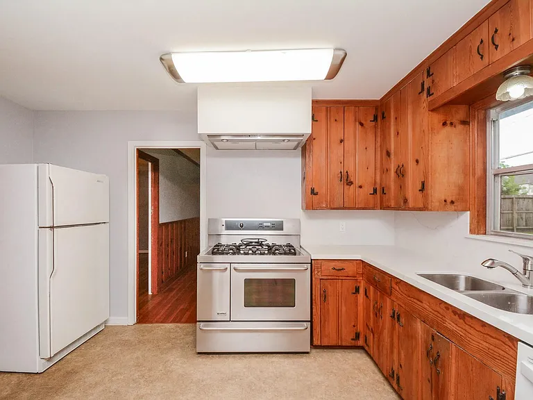 5227 Maple St — Photo 6