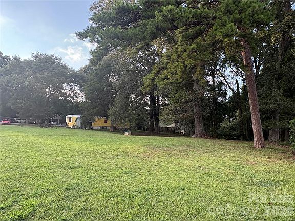5th image of 875 Hilldale Dr