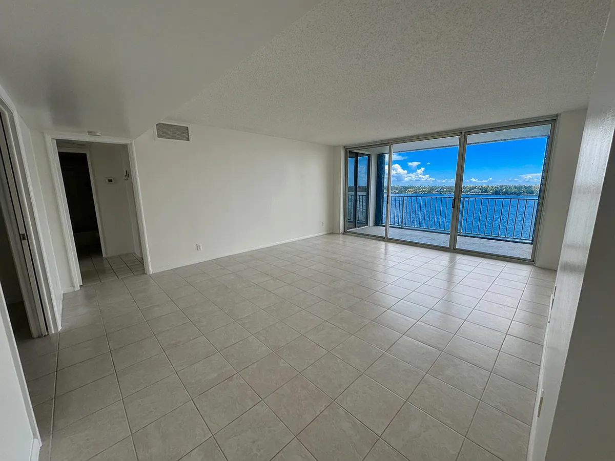 Building Photo - 126 Lakeshore Dr #927