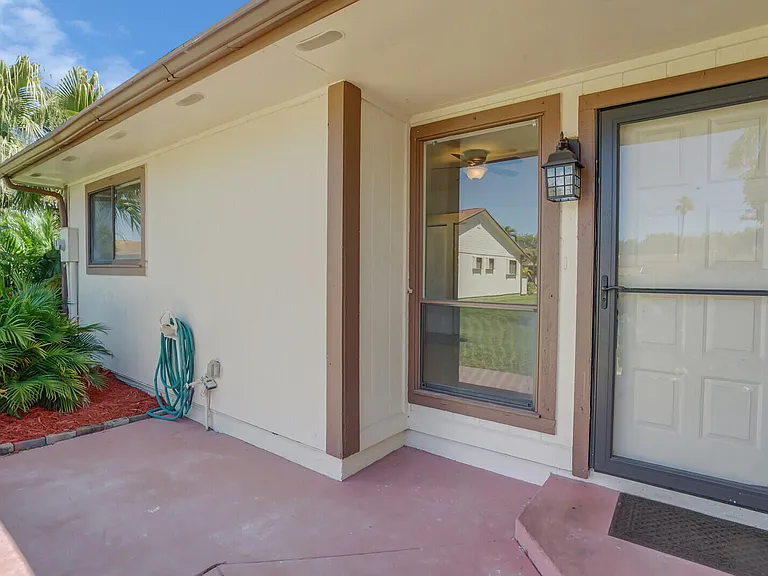 30 Kensington Ln — Photo 2