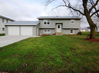 104 8th Ave NE, Dyersville, IA 52040