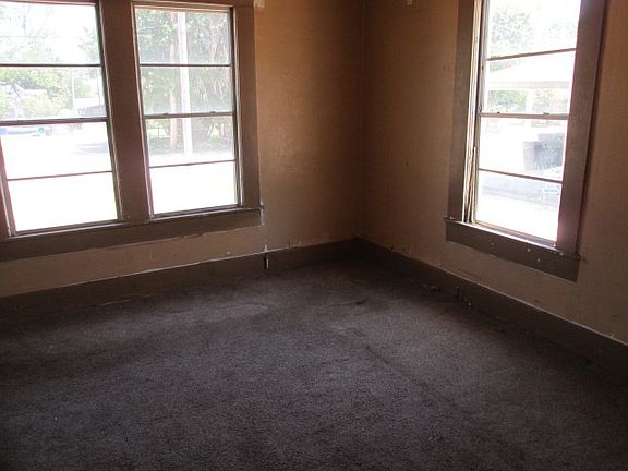 3rd image of 2552 Barbara St