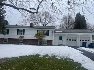 6 Candlewood Dr, Pittsford, NY 14534