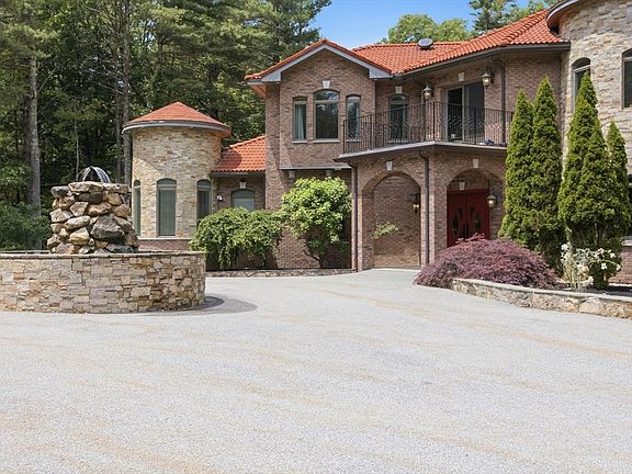 4th image of 8 Janice Ave