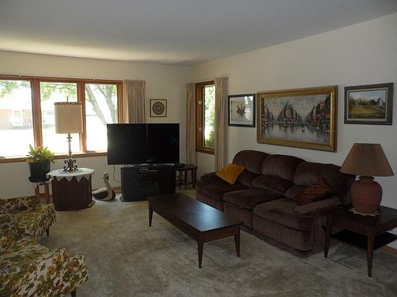 4th image of 22 E Riverbend Dr