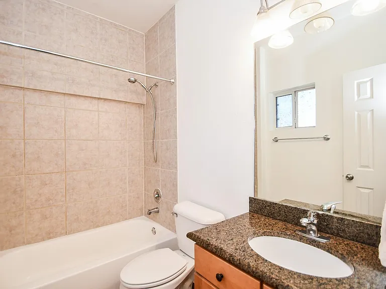 1129 W 15th 1/2 St #B — Photo 31