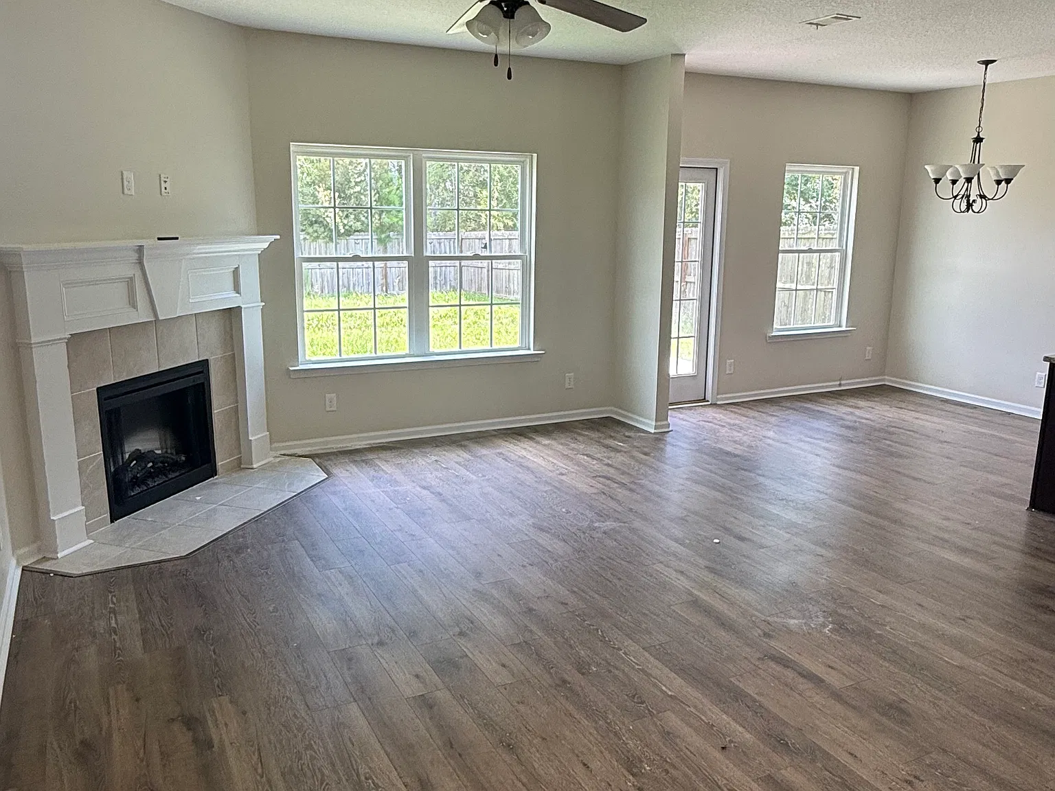 3 bed, 2.5 bath, 1817 sqft, $2,195 — Photo 2
