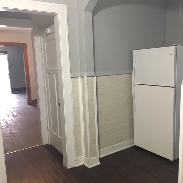 Hallway going to the kitchen