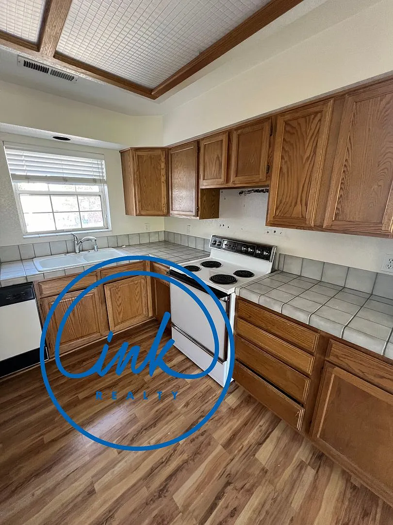 630 Travis Dr photo 1