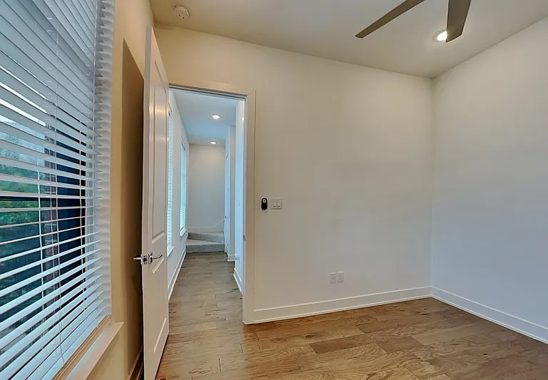 112 E Oscar Dr — Photo 14