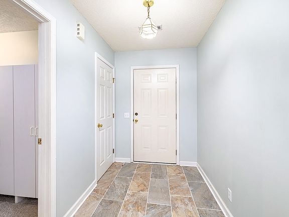 3rd image of 15 Killarney Ln