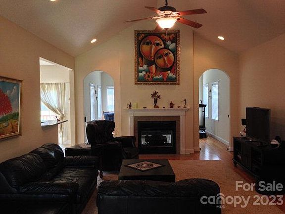 3rd image of 1092 N Devonpark Pl