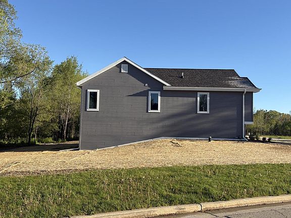 4th image of 271 Cardinal DRIVE