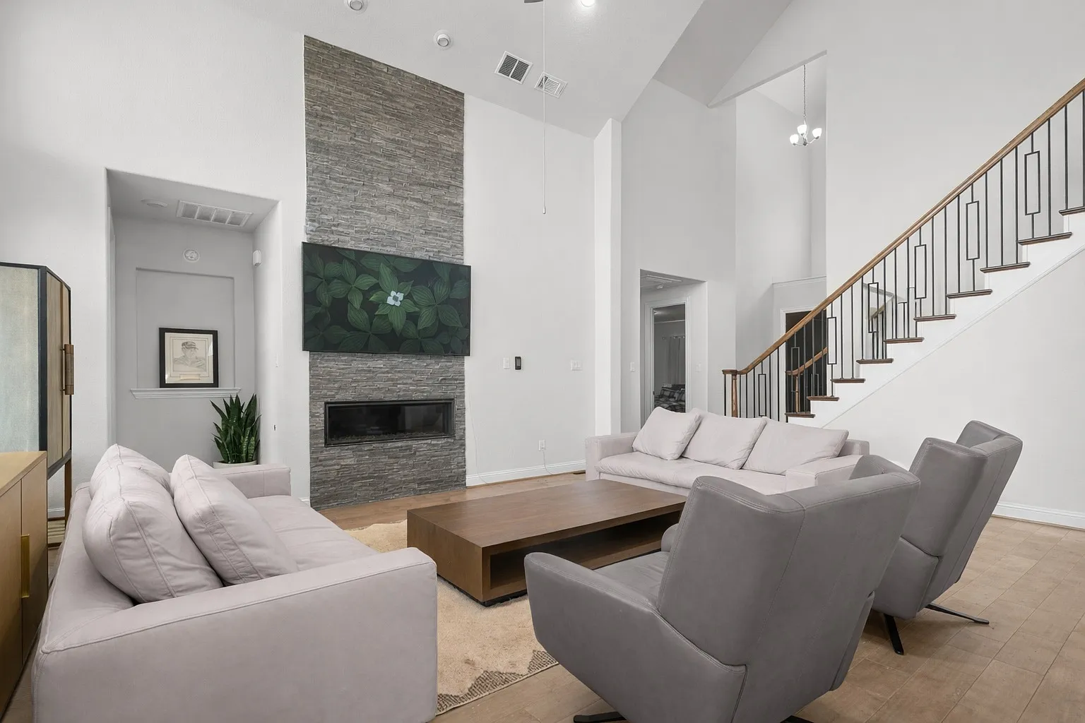 4 bed, 2883 sqft, $4,650 — Photo 4