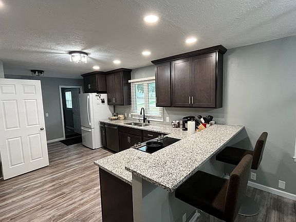 3rd image of 111 Dixon St