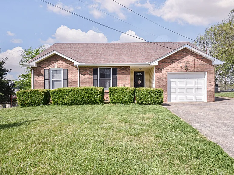 204 Windmeade Cir — Photo 1