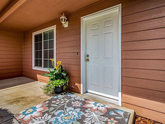 2nd image of 323 NE Redwood Pl