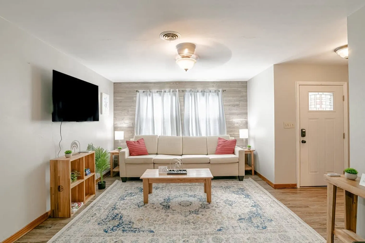 4 bed, 2.0 bath, 1496 sqft, $3,500 — Photo 1