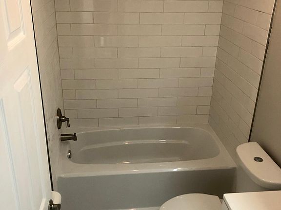 5th image of 320 Bay Ave #2