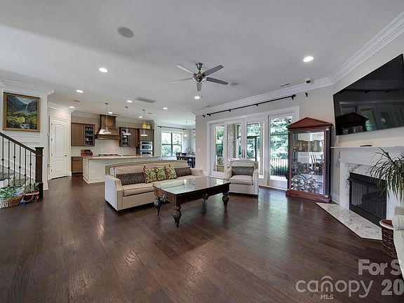 3rd image of 105 Highclere Dr