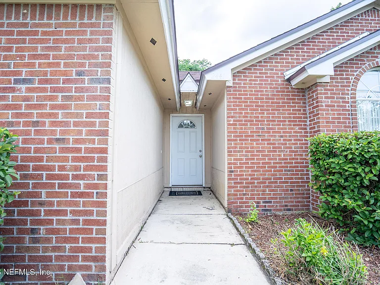 2441 University Blvd S — Photo 2