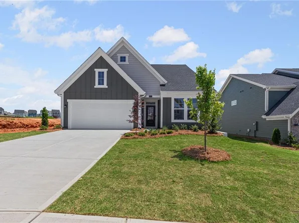 689 Crystal Lake Pkwy, Hoschton, GA 30548