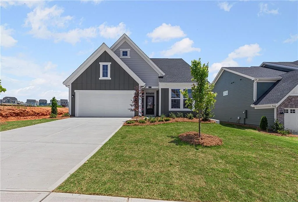 689 Crystal Lake Pkwy photo 1