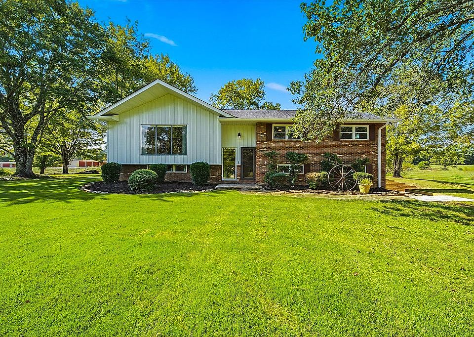 1st image of 686 Clearwater Rd