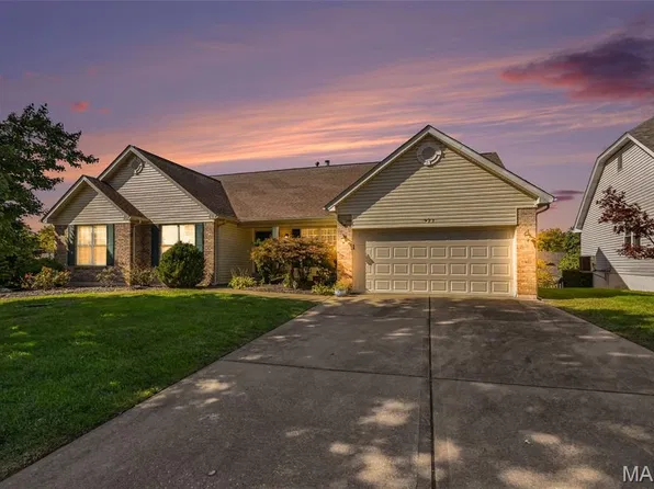 923 Midpoint Dr, O'Fallon, MO 63366